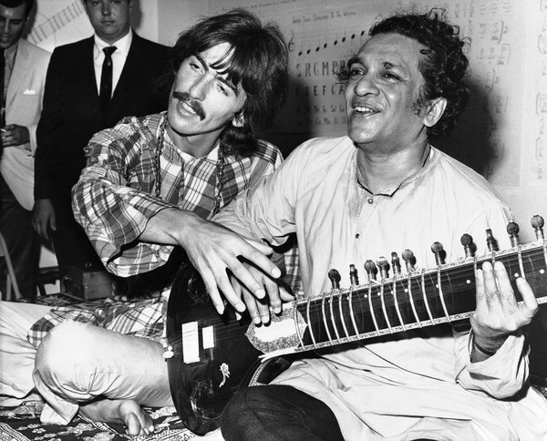 ĆWICZENIA Z MYŚLENIA - 2013 - George Harrison with Ravi Shankar in 1967.jpg