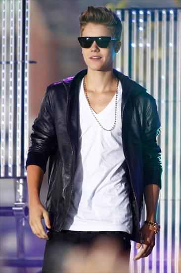 Justin Bieber  Sunrise 2012 - thber.jpg