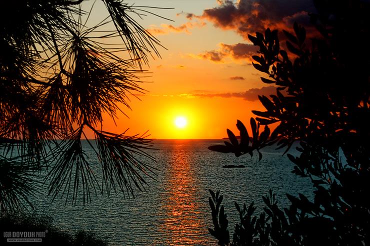 Wschody i zachody słońca - Sunset_at_Mediterranean_sea_by_colorrrs.jpg