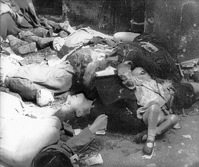 archiwalne fotografie II wojna światowa - Powstanie w Warszawie Warszawiacy zamordowani na Woli.jpg