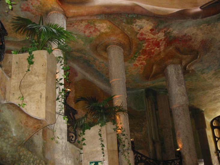 Sagrada Familia - Gaudi_Casa_Mila_interior_hallway.JPG