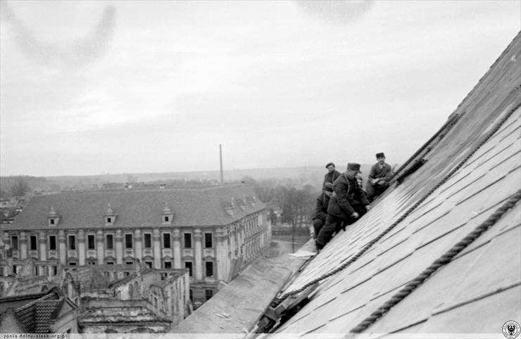 po działaniach wojennych w 1945 roku - 4406358 - Prace przy dachu 1957r.jpg