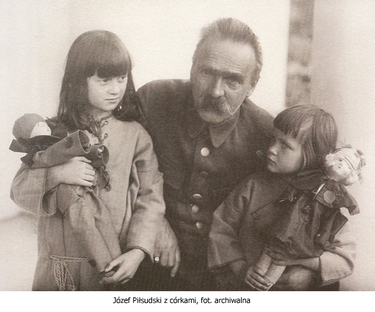 Józef Piłsudski zdjecia obrazy - pilsudski_z_corkami.jpg