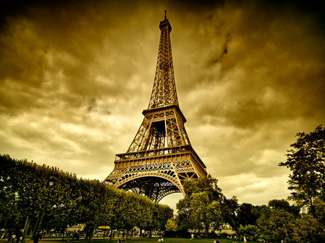 tapety Sony Ericsson Xperia 8 - Eiffel_Tower.jpg