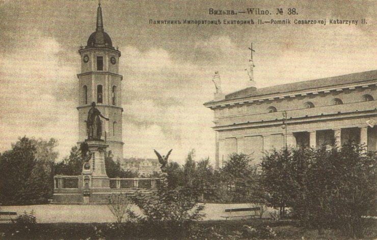 Wilno - Katedra i pomnik carycy Katarzyny II.JPG