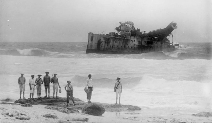 Okręty wojenne - 1914 Sightseers, and the stark wreck of SMS Emden at North Keeling Island - Photo.jpg