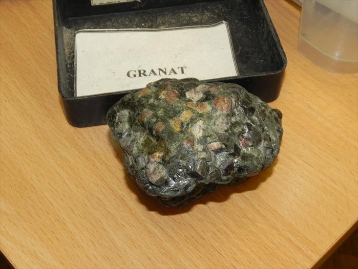 Skały metamorficzne i minerały - granat - 2.JPG