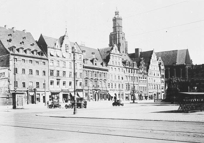Stare fotografie ... - Zachodnia pierzeja Rynku. Sierpień 1930. Zwróćcie...na wyburzony dom z lewej strony zdjęcia. W tym c.jpg