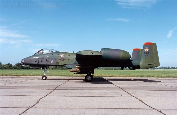 A-10 Thunderbolt II - amerykański samolot bliskiego wsparcia sił lądowych - A-10 Thunderbolt II - na stojance 1.JPG