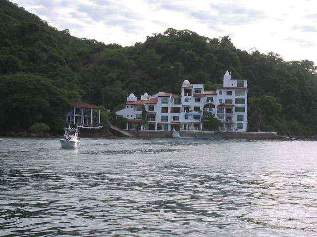 Panama - Taboga_Island_New_Building.jpg